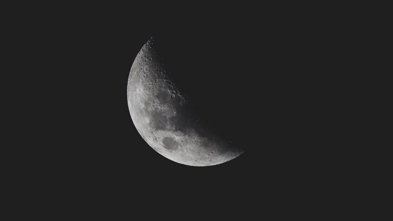 Обои луна, кратеры, чб, черный, минимализм