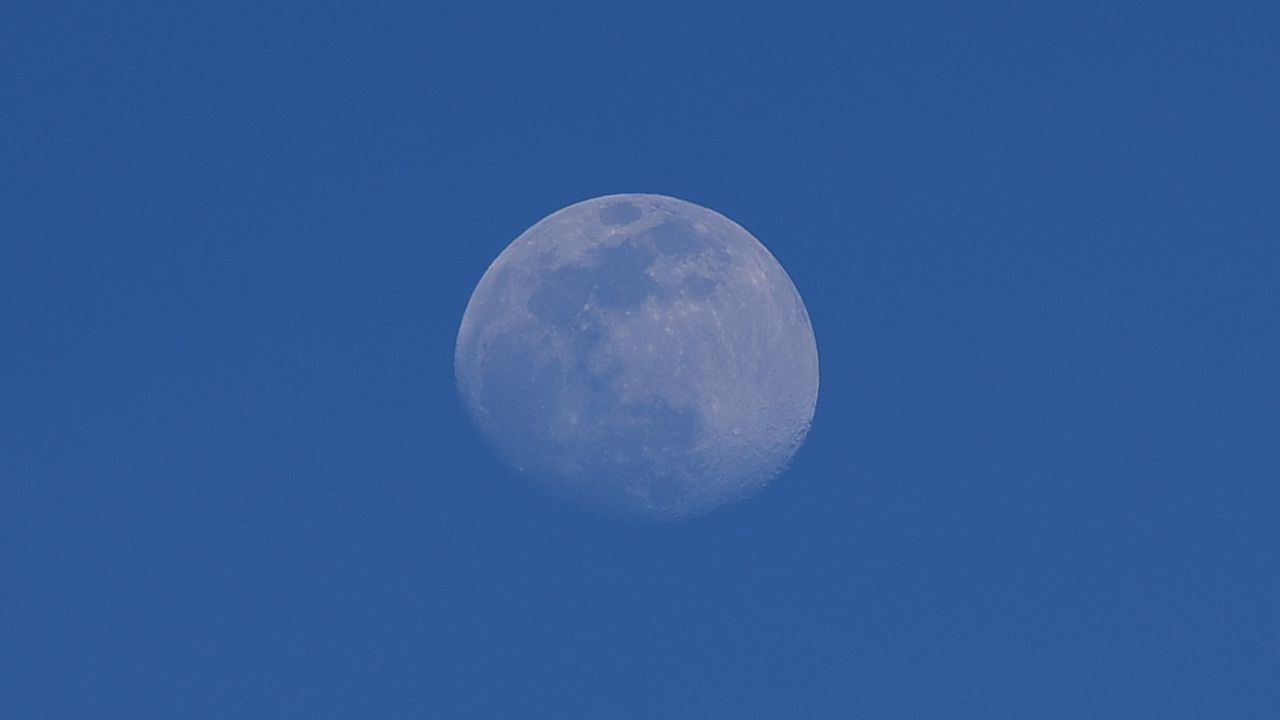 Обои луна, кратеры, небо, синий, минимализм