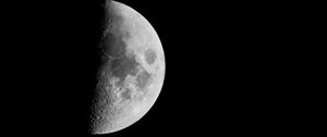 Превью обои луна, кратеры, планета, темнота, затмение