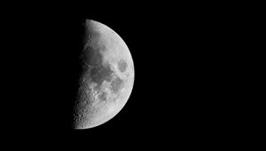 Превью обои луна, кратеры, планета, темнота, затмение
