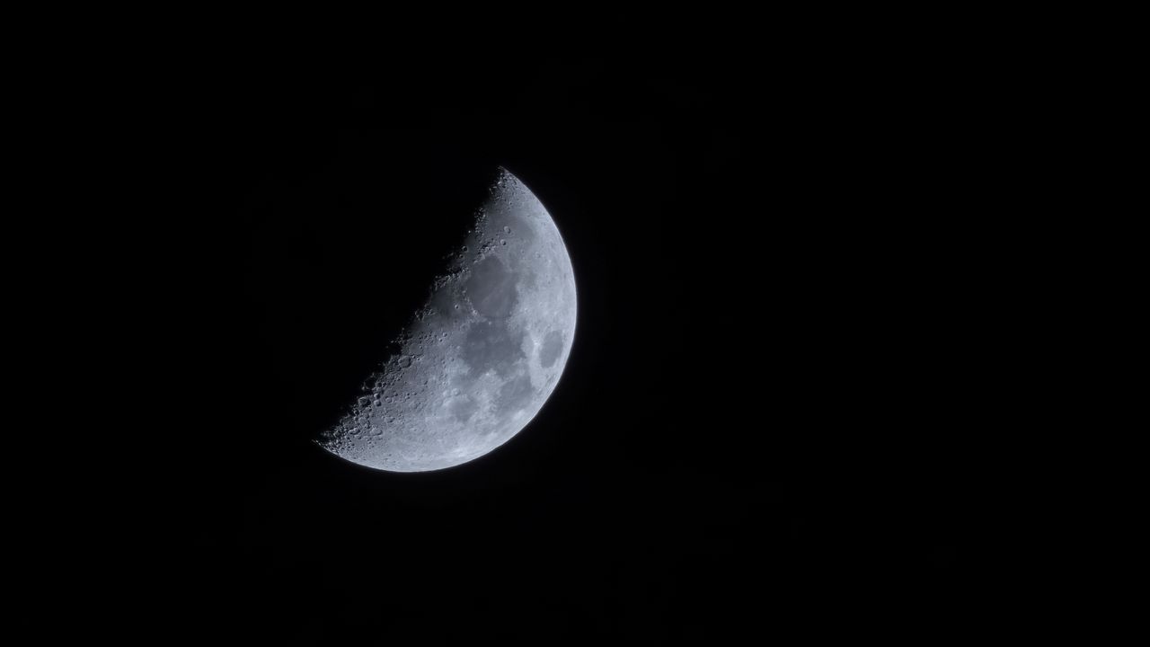 Обои луна, кратеры, тень, черный