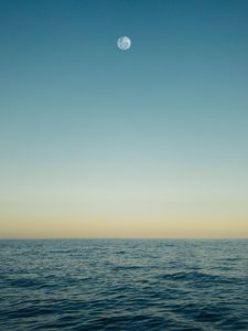 Превью обои луна, море, горизонт, вода, блики