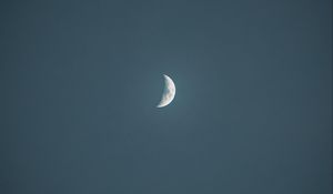 Превью обои луна, небо, минимализм, вечер