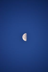Превью обои луна, небо, минимализм, ночь, синий