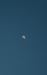 Превью обои луна, небо, ночь, минимализм, синий