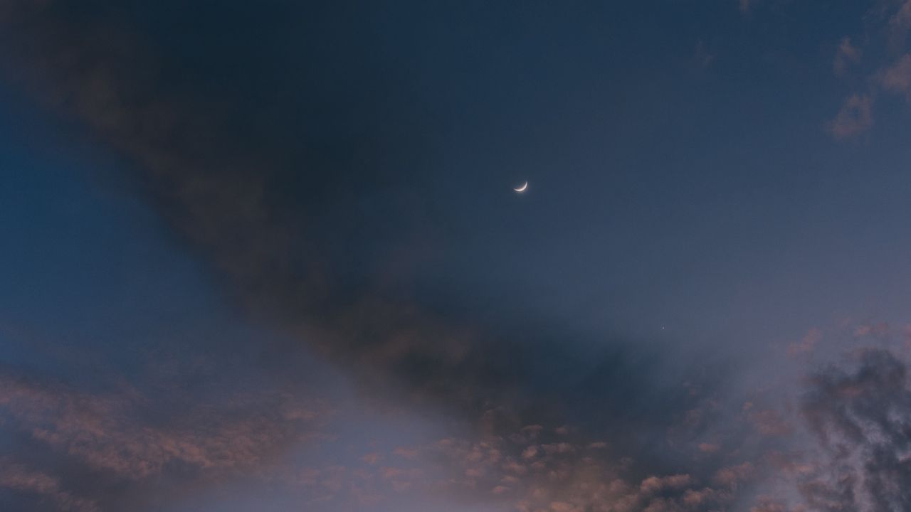 Обои луна, небо, облака, закат, ночь, пористый