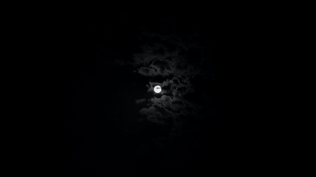 Обои луна, небо, облака, ночь, черно-белый, черный