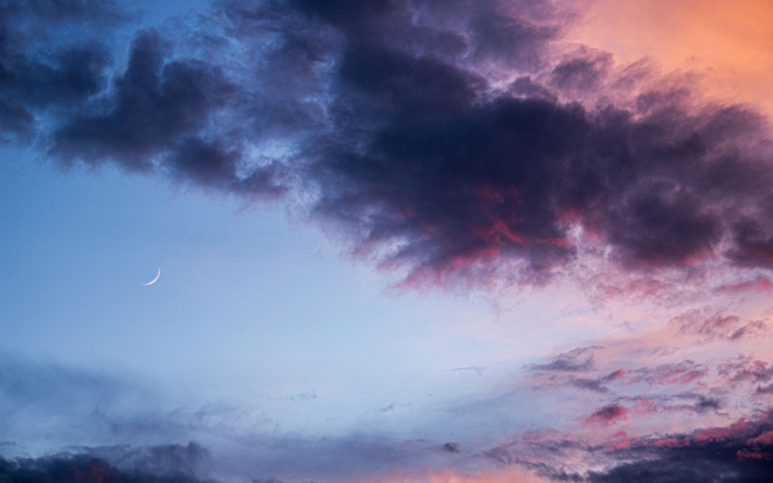 Есаян луна в небе синяя. Sky in Twilight Blue. Background image.