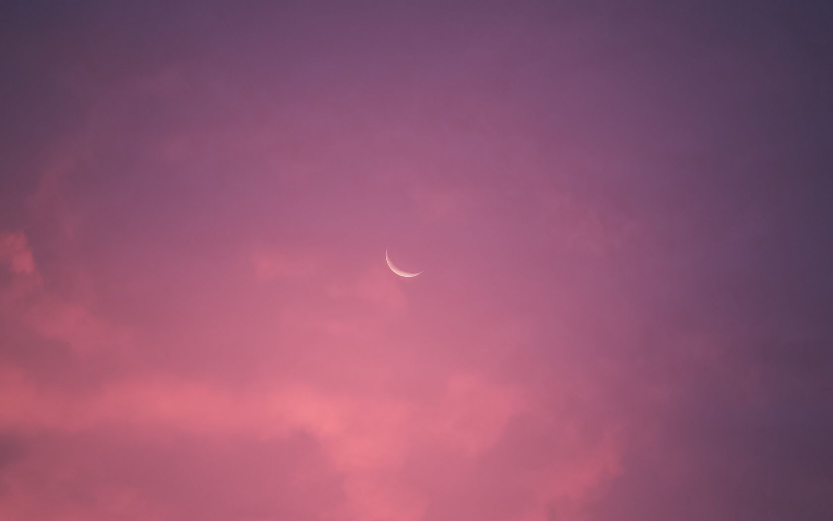 Луна на розовом небе
