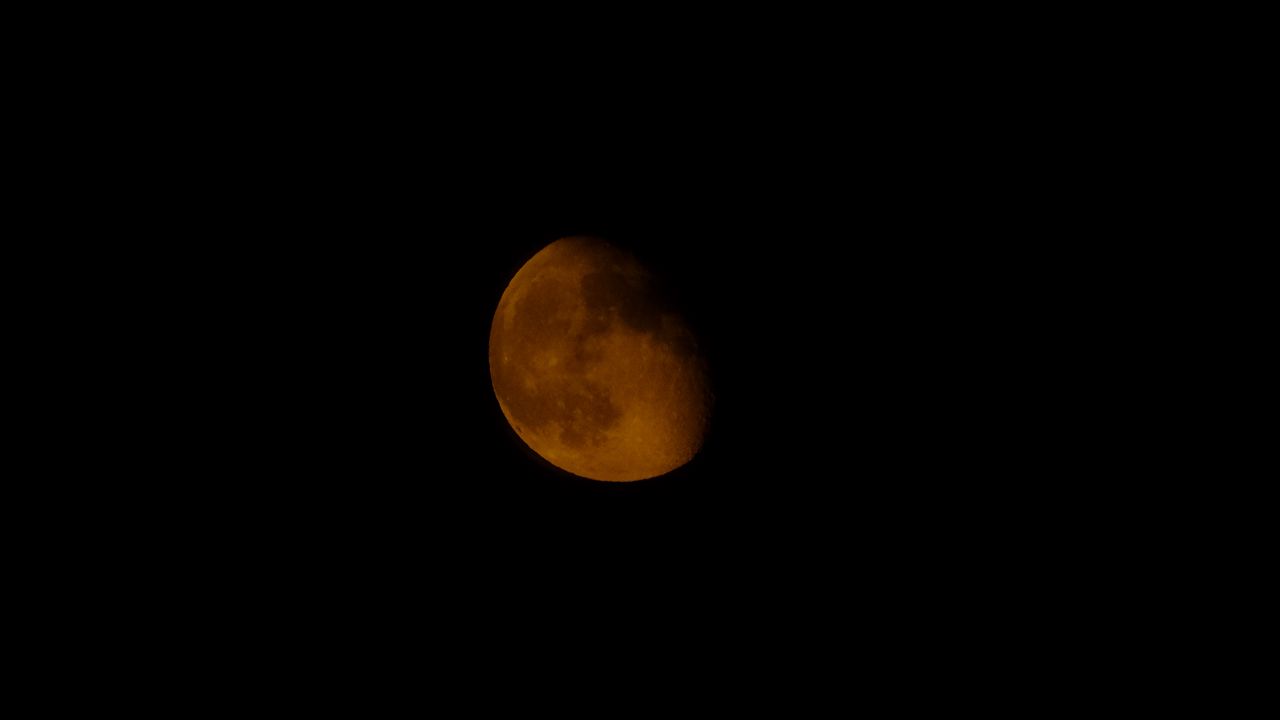 Обои луна, ночь, черный фон, кратеры, полнолуние