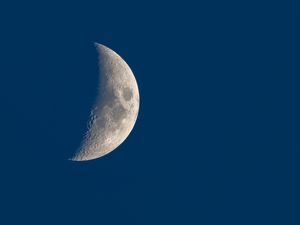 Превью обои луна, ночь, кратеры, вечер