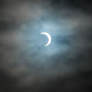 Превью обои луна, ночь, облака, небо, темный