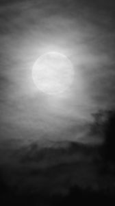 Превью обои луна, ночь, облака, небо, чб