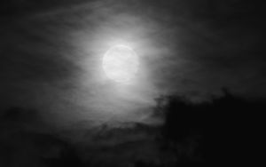 Превью обои луна, ночь, облака, небо, чб