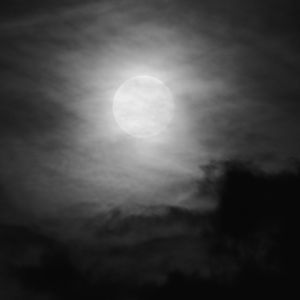 Превью обои луна, ночь, облака, небо, чб