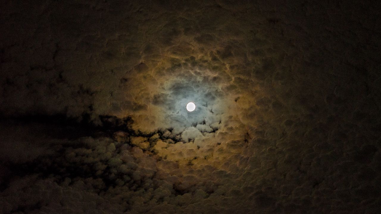 Обои луна, облака, небо, ночь