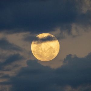 Превью обои луна, облака, небо, свет, ночь, темный