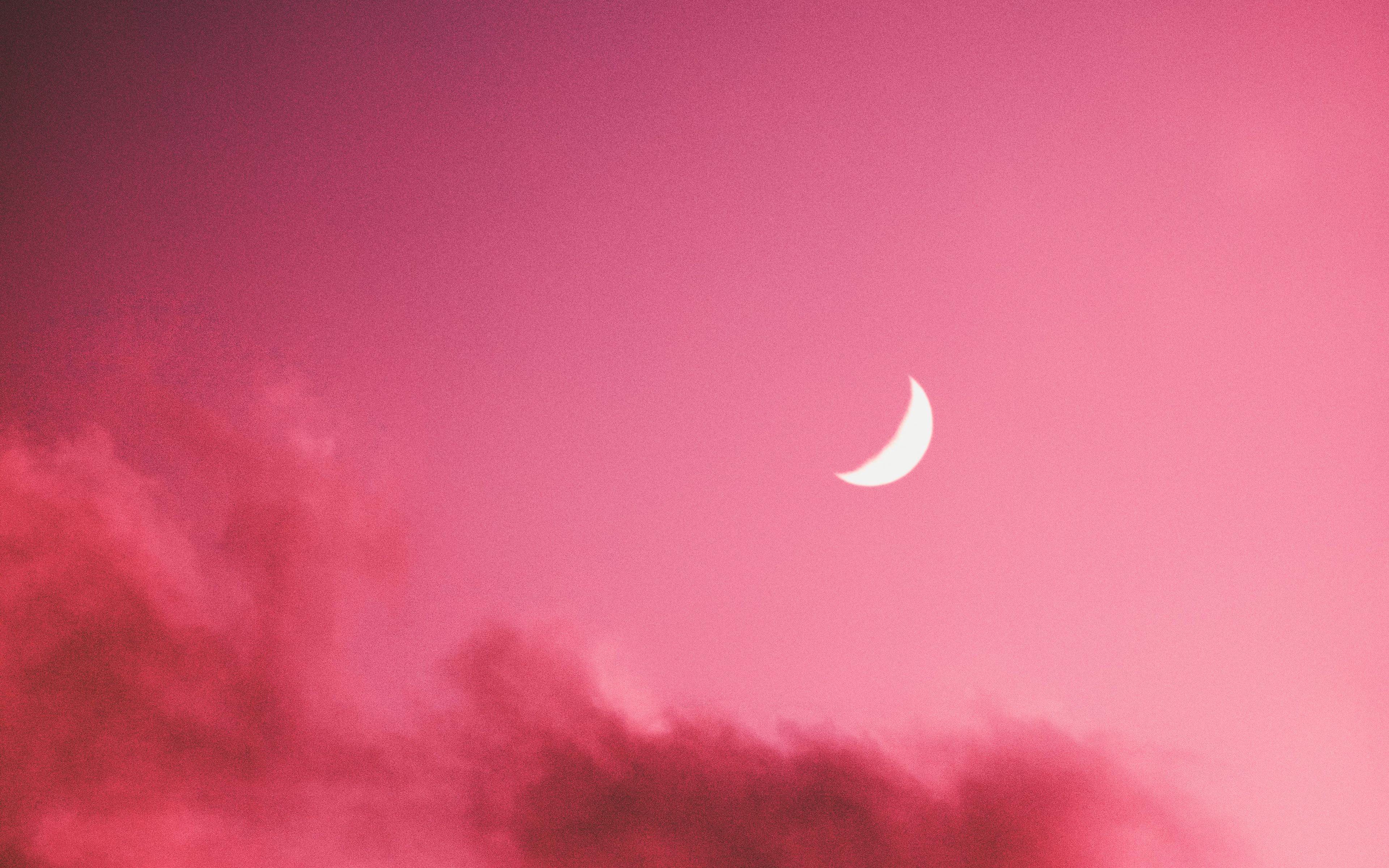 Розовые облака и Луна