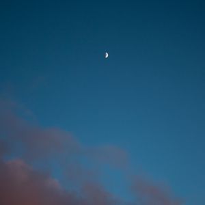 Превью обои луна, облака, небо, сумерки, синий