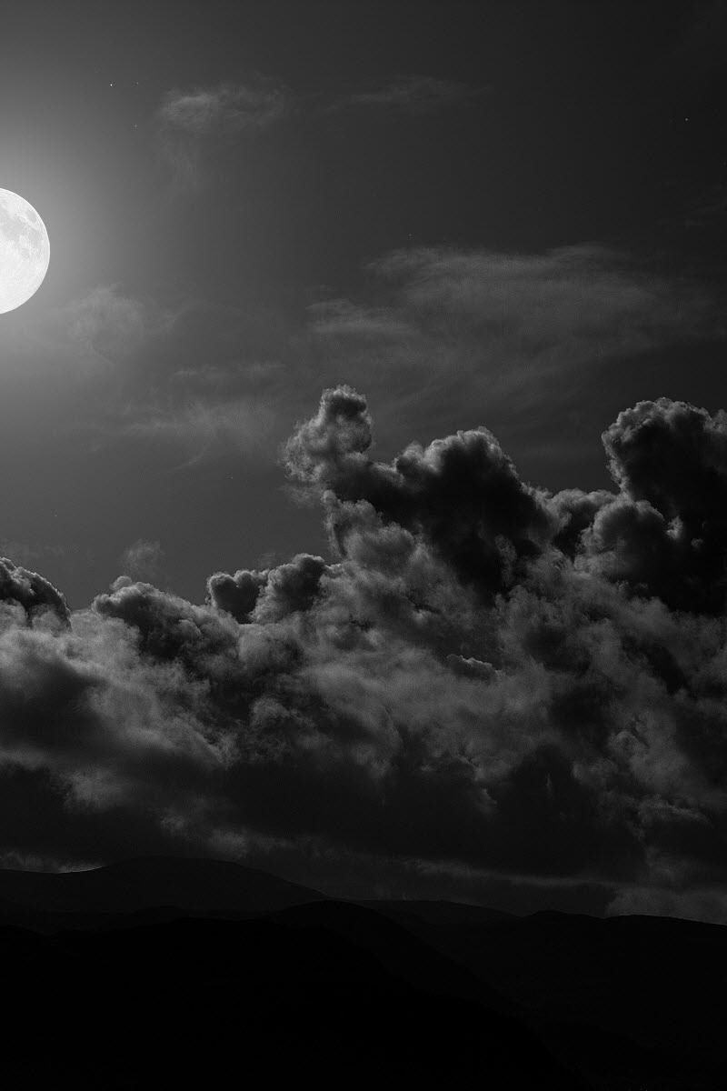 800x1200 Обои луна, облака, небо, черно-белые