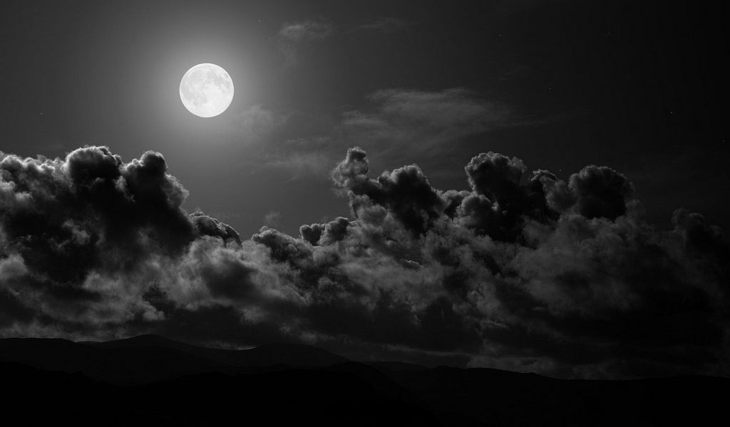 1024x600 Обои луна, облака, небо, черно-белые