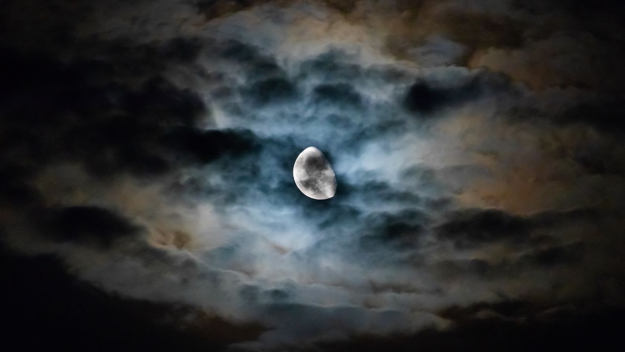 Обои луна, облака, ночь, небо, темный, пасмурно