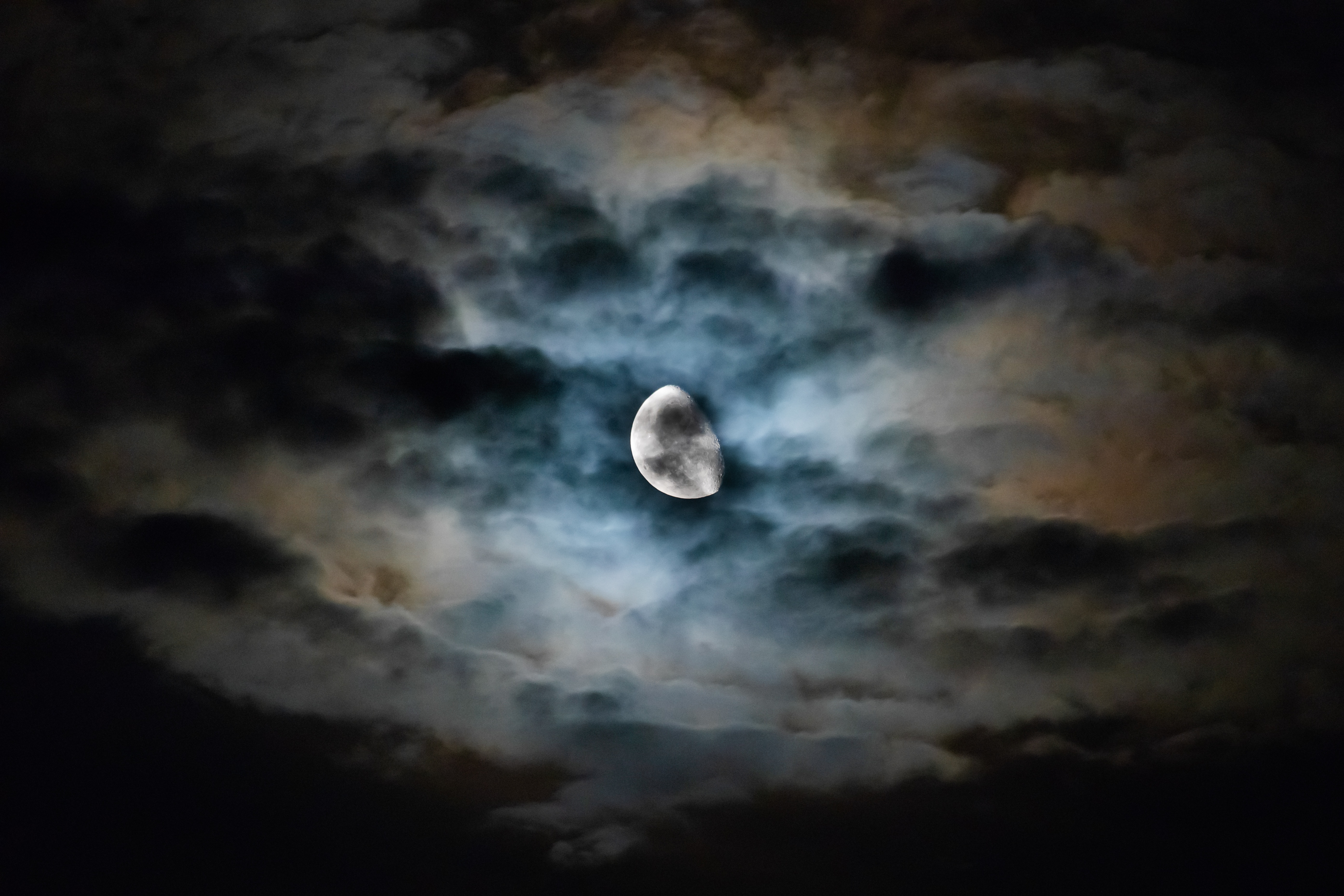Луна в облаках. Луна. Луна на небе. Полнолуние.