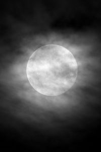 Превью обои луна, облака, ночь, небо, туман, чб