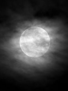 Превью обои луна, облака, ночь, небо, туман, чб