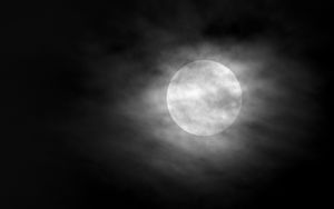 Превью обои луна, облака, ночь, небо, туман, чб