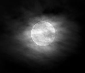 Превью обои луна, облака, ночь, небо, туман, чб