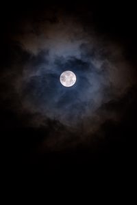 Превью обои луна, облака, ночь, темный, лунный свет