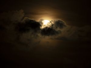 Превью обои луна, облака, ночь, темнота