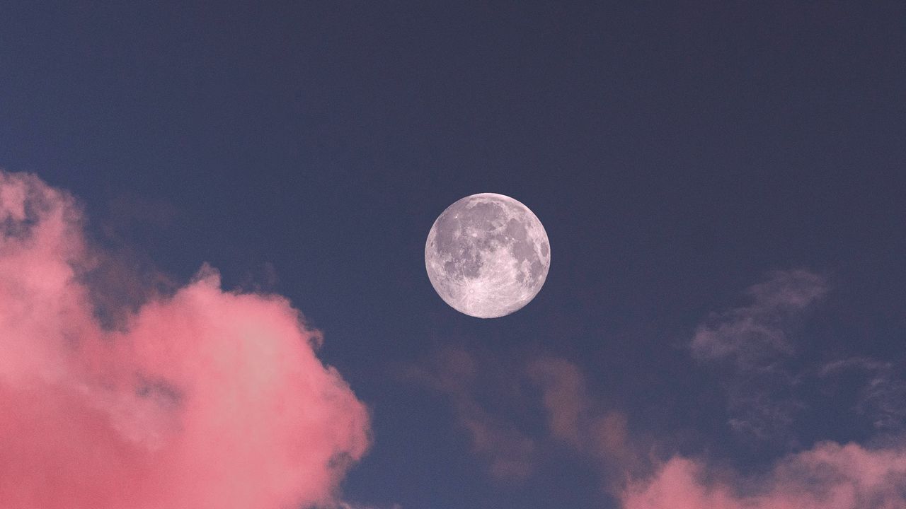 Обои луна, облака, розовый, небо, полнолуние картинки на рабочий стол, фото  скачать бесплатно