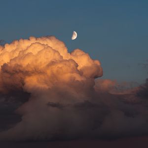 Превью обои луна, облака, вечер, небо