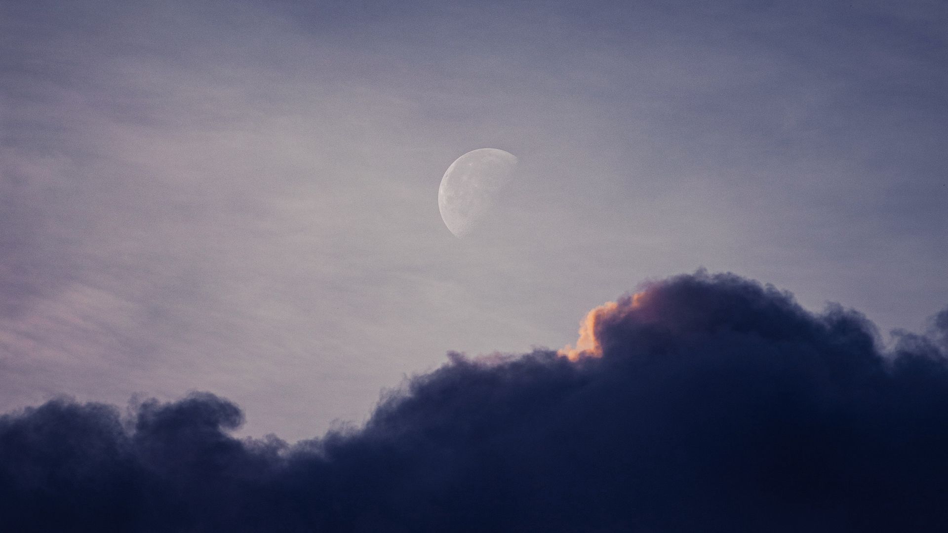 Вечернее небо с облаками и луной