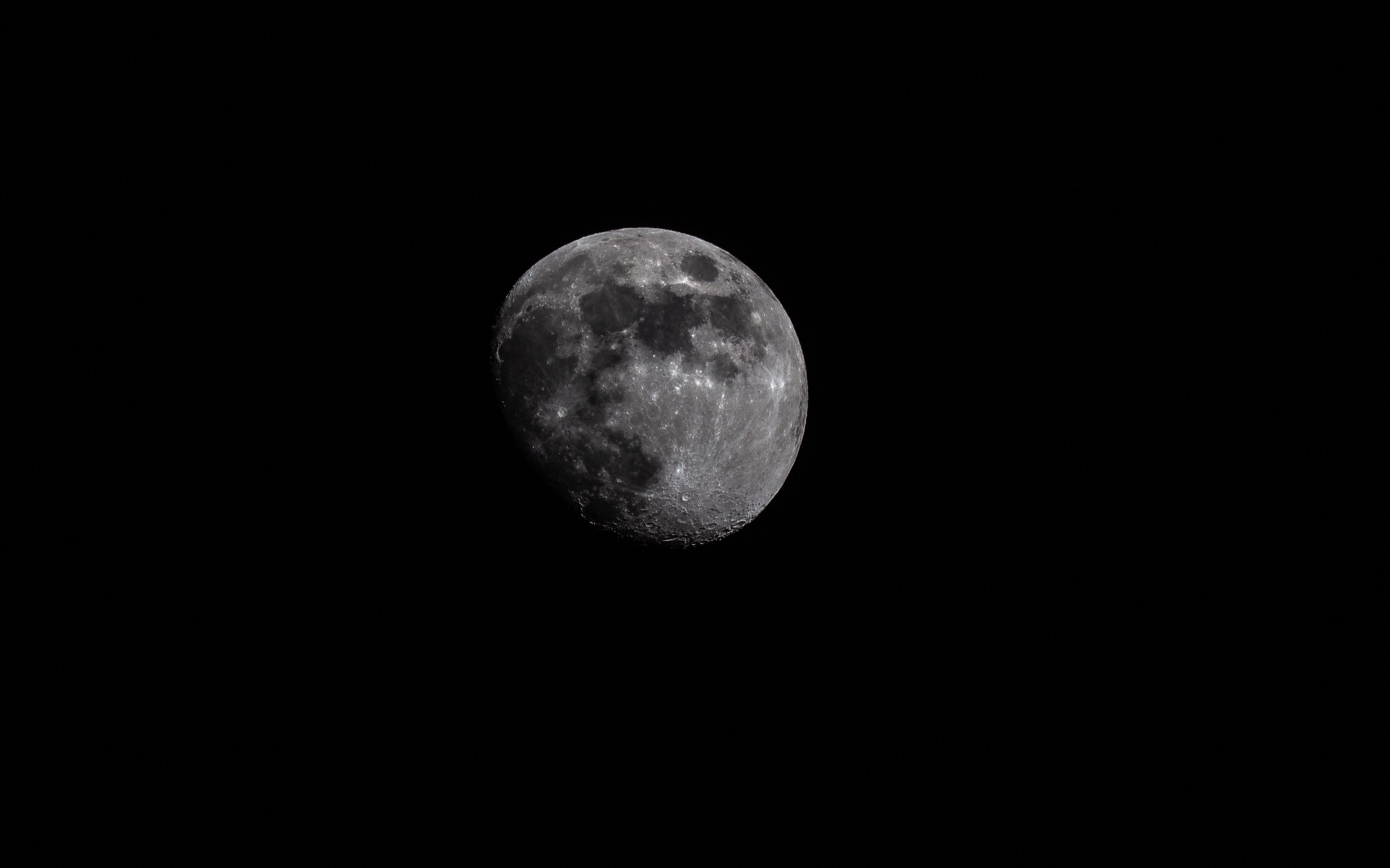 Луна. Луна (Планета). Луна в космосе. Планета на черном фоне.
