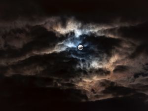 Превью обои луна, полнолуние, облака, ночь, пасмурно