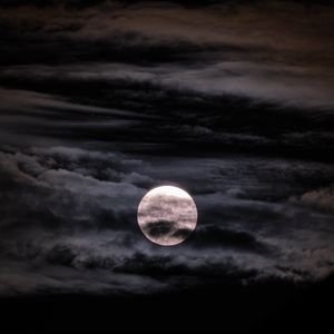 Превью обои луна, полнолуние, облака, ночь, темный