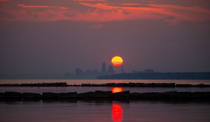 Превью обои луна, река, город, сумерки, темный