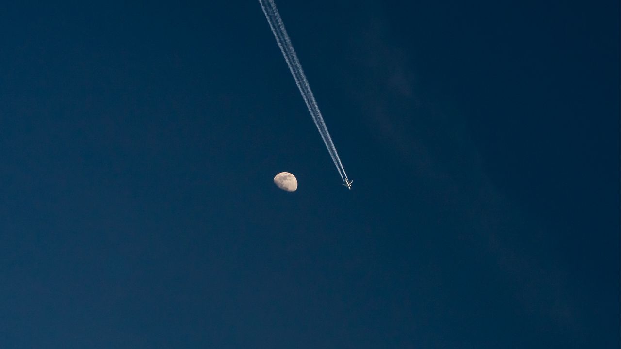 Обои луна, самолет, полет, небо, минимализм
