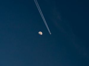 Превью обои луна, самолет, полет, небо, минимализм