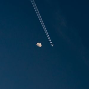 Превью обои луна, самолет, полет, небо, минимализм
