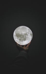 Превью обои луна, шар, рука, сфера, свечение
