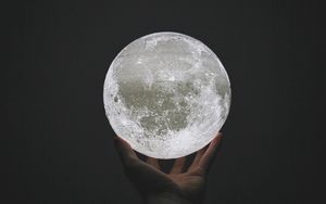 Превью обои луна, шар, рука, сфера, свечение
