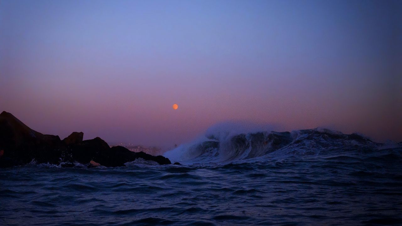 Обои луна, скалы, море, волны