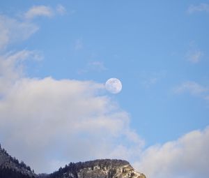 Превью обои луна, скалы, сумерки, вечер, склон