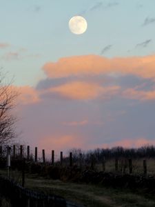 Превью обои луна, сумерки, природа, забор, облака