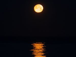 Превью обои луна, свет, море, ночь, темный
