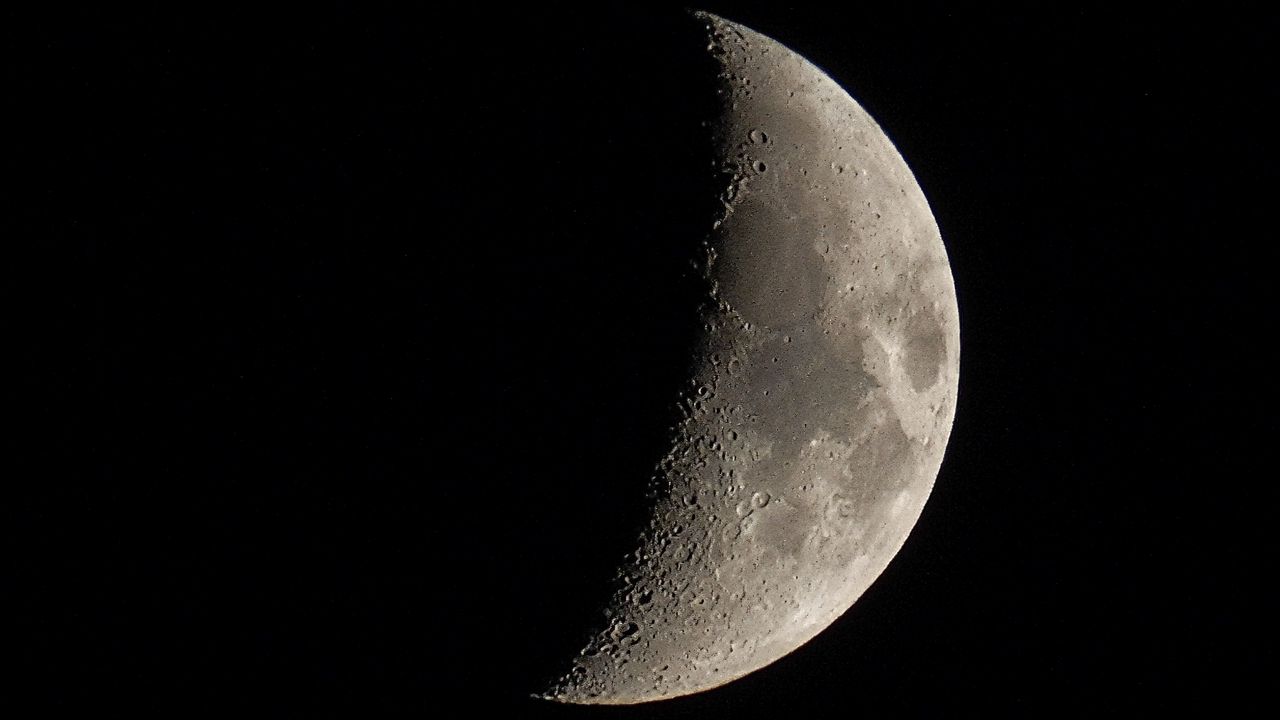 Обои луна, тень, планета, кратеры